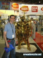 Erwan Le Vexier devant armure d'or Chevaliers du Zodiaque, stand Bandai Japan Expo 2009