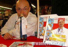 Jean-Marc Deschamps et sa réplique en poupée de 30cm lors de la dédicace de son livre